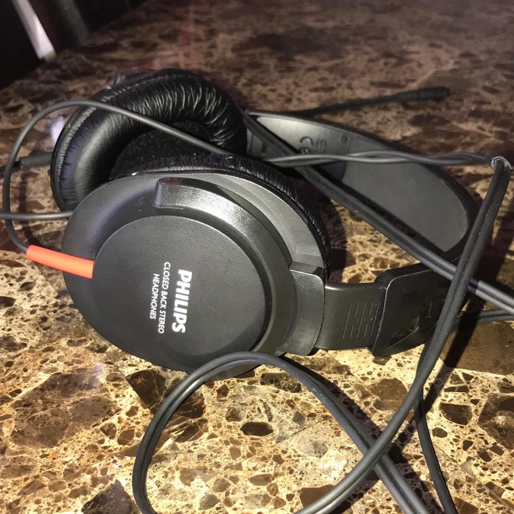 Closed back stereo HEADPHONE